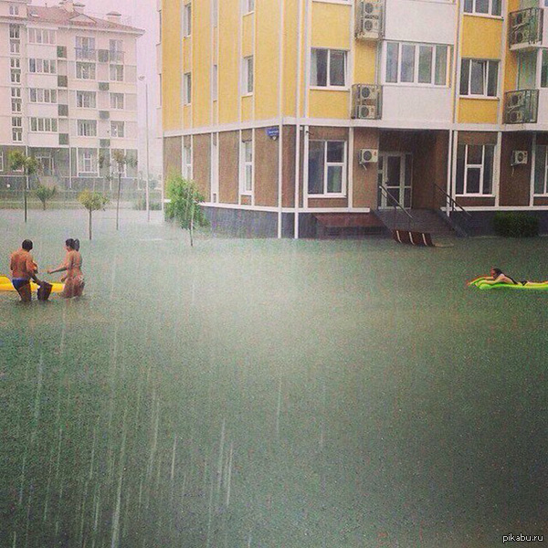 Самые обычные туристы просто купаются (просто во дворе обычного гостиничного комплекса «Бархатные сезоны» в Адлере.)