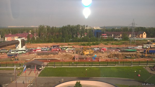 На Калужском шоссе упал кран и перекрыл все полосы движения. Адская пробка уже 15 км.