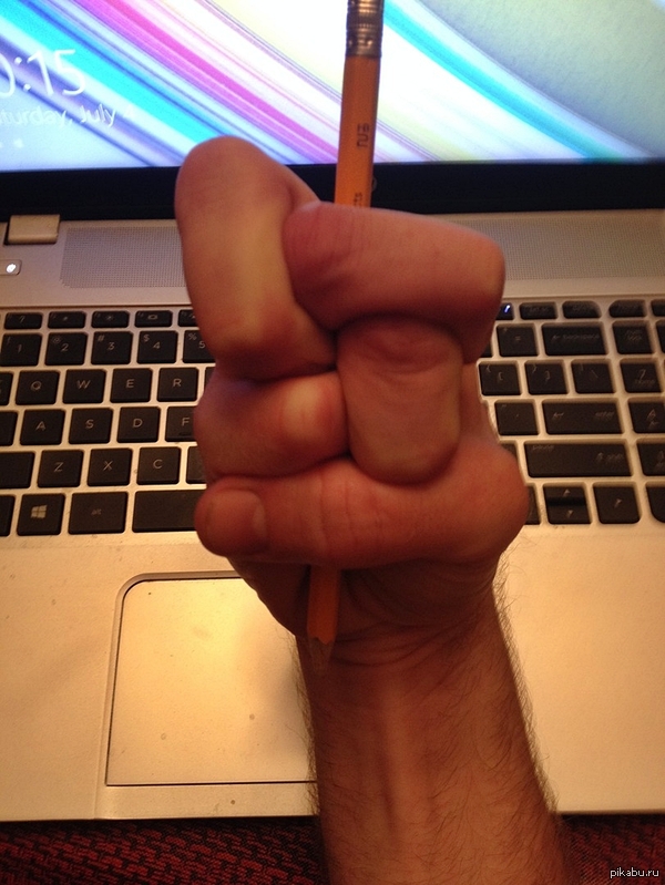 Вилку мы уже научились держать, теперь карандаш