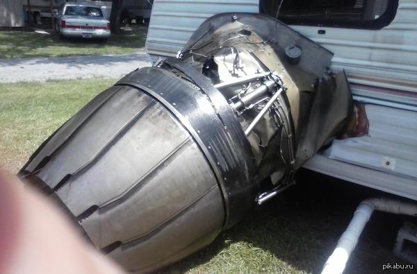 Это упало на стоянку трейлеров