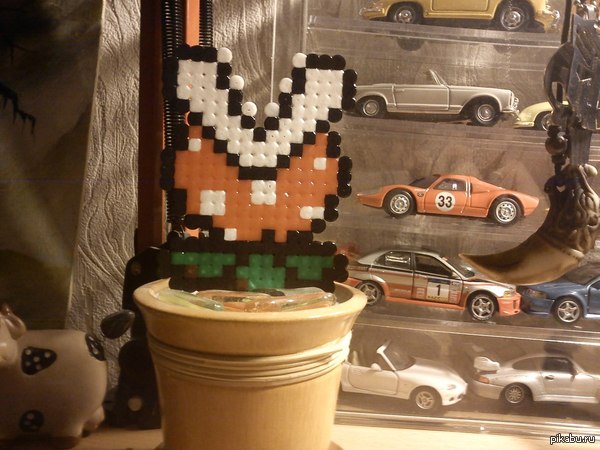 "Восьмибитный" пиксель-арт на столе.