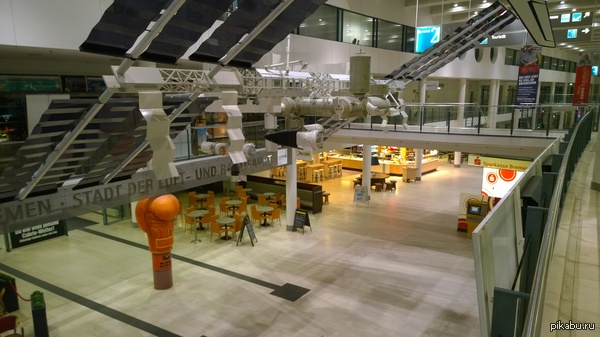 3:00 Сижу в аэропорту Бремена. Из пассажиров я один. Все закрыто. Веселуха.