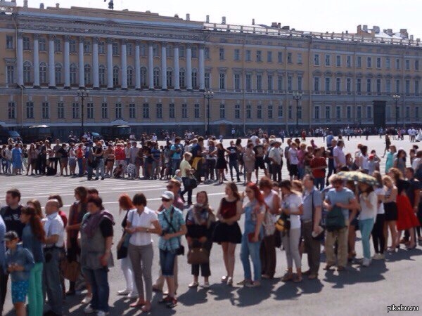 В эрмитаж без очереди. Очередь в Эрмитаж. Огромные очереди в Эрмитаж. Очередь в Эрмитаж летом. Очередях в Санкт Петербурге.