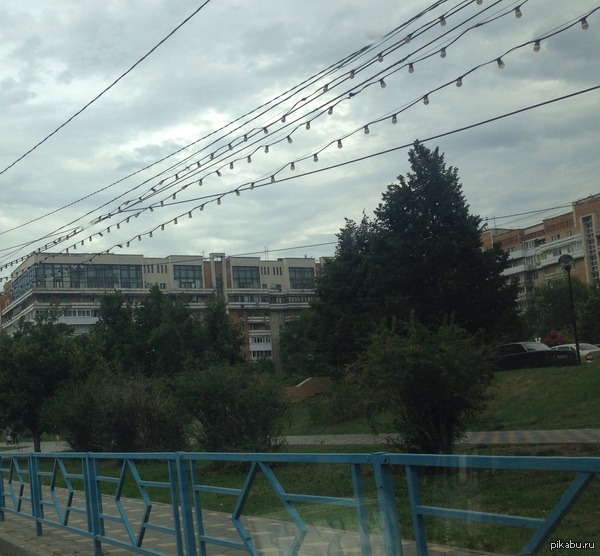 Привет Пикабу. Это обычный жилой дом. Кто знает что там на верхних этажах? Фоткал на пятое яблоко если что.