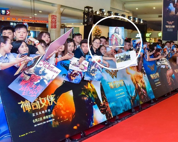 An icon was carried to the premiere of Wonder Woman in China. - Zach Snyder, Wonder Woman, Dc comics