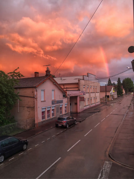 Во Франции, красивое небо с багетом радуги.