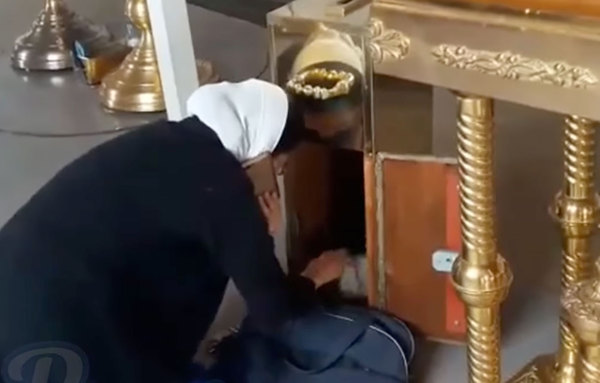 A servant of the temple in Rostov with a gold iPhone 7 outraged users on the network - iPhone, Temple, , Humor, ROC