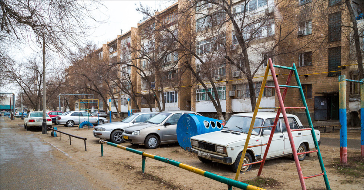 Гой во дворе. Парковка на детской площадке. Авто на детской площадке. Припарковал автомобиль на детской площадке. Машина для детской площадки.