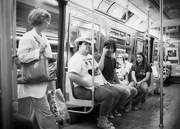 Nirvana on the New York subway, 1989 - Nirvana, Kurt Cobain, Music, Nirvana, Black and white photo, Metro, New York, 1989