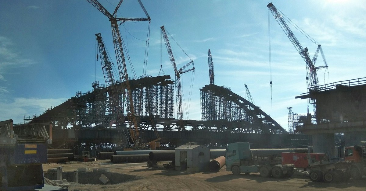 Строители крымского моста. Начало строительства в крыму. Руководитель строек в крыму. Крымский мост начало строительства. Начало строительства в крыму.