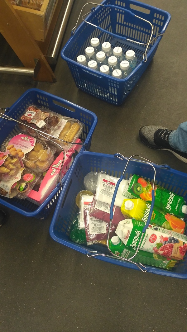 Поляна перед госами