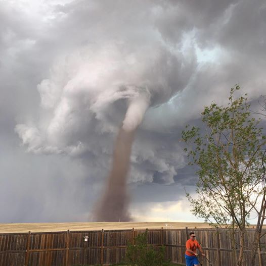 Tornado did not prevent the Canadian from mowing the lawn - Tornado, Canada, Video