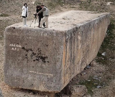 В Баальбеке откопали еще бОльшие мегалиты (до 2000 т) а Южный камень (1000 т) оказался отпиленным снизу неизвестным образом.