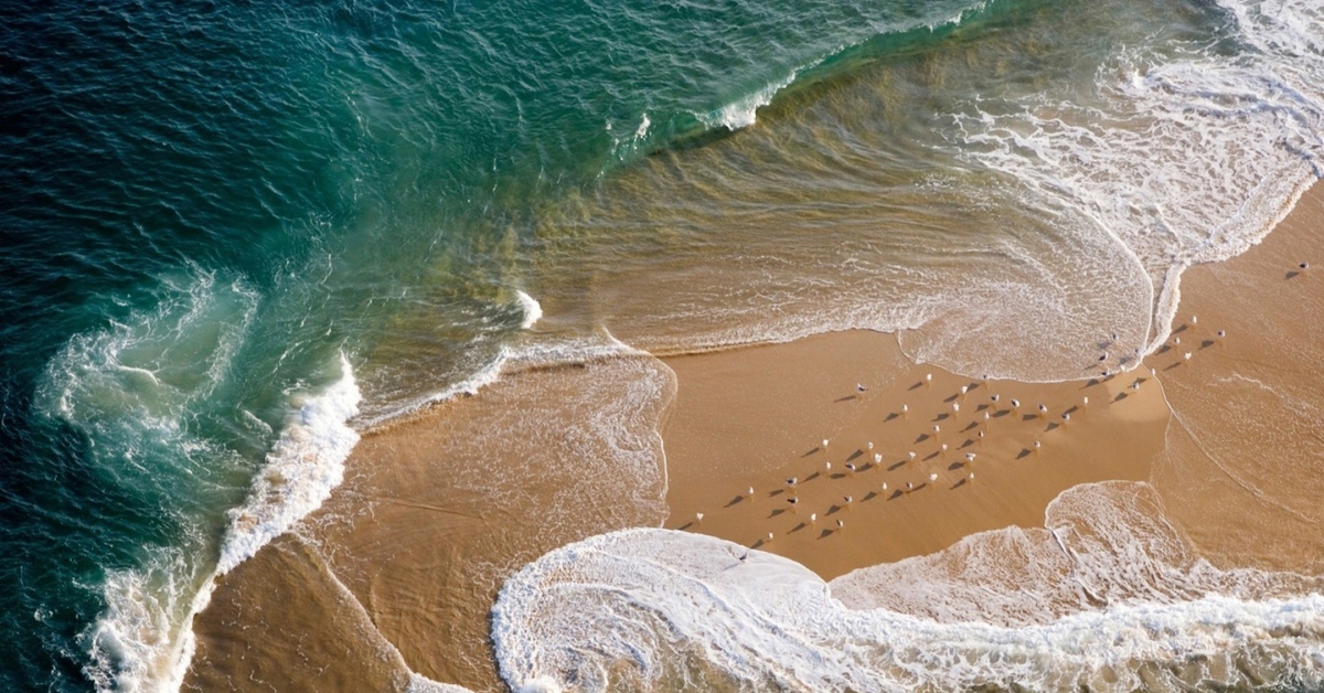 Самое мелкое море. Море какое оно. Фото берега океана сверху. Пляж вид сверху. Море.