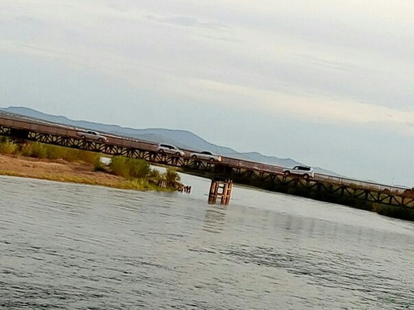 Give in! Give in!!! In the suburbs of Ulan-Ude, there is the General's Bridge, designed for cars and designed for one car. Here we are!) - My, , Traffic jams, Bridge, Fools and roads