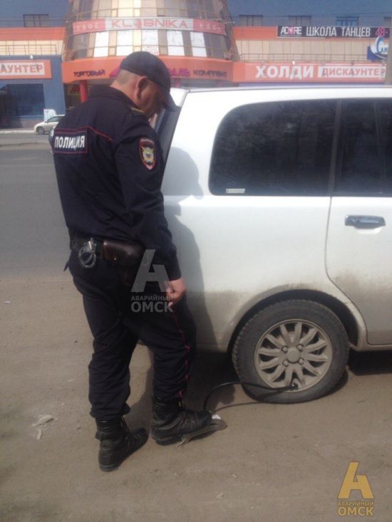 В Омске полицейские догнали женщину, чтобы накачать ей спущенное колесо - Полиция, Омск, Помощь, Длиннопост