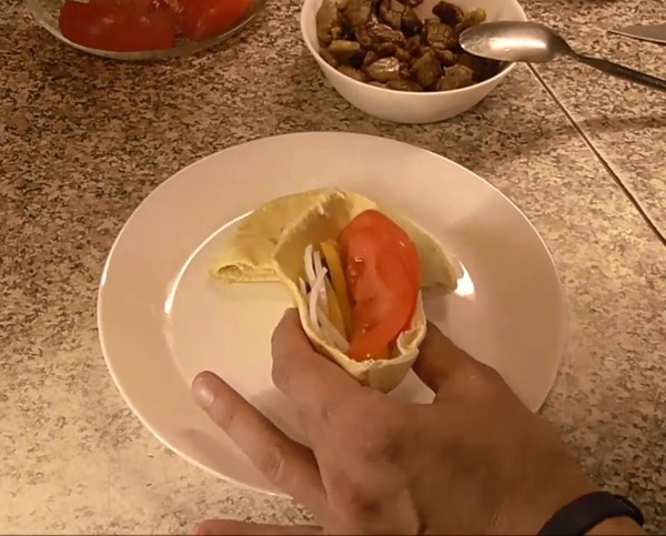 Гирос, греческая шаурма. Быстро, вкусно, божественно! Еда, Рецепт, Шаурма, Готовим дома, Кулинария, Специи, Видео, Длиннопост