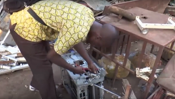 African craftsmen turn electronic waste into 3D printers - 3D printer, Garbage, I'm an engineer with my mother, Video, Longpost