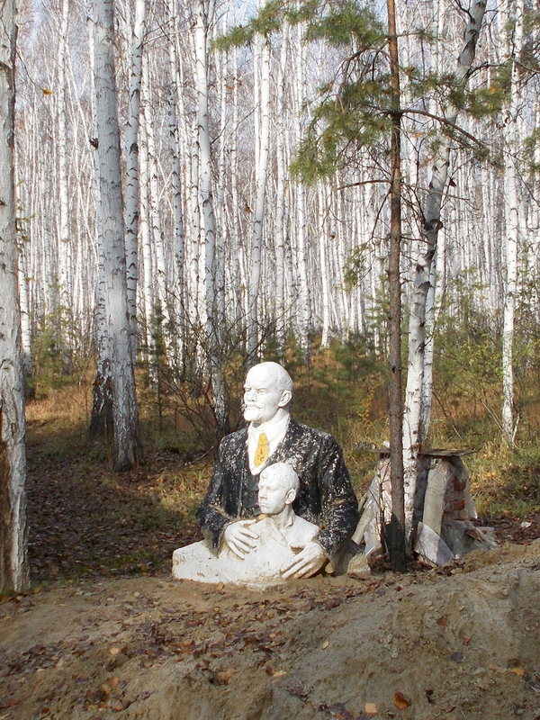 Leader in the depths. - The photo, Monument, Leader, Forest, Backwoods, Russia, Provinces