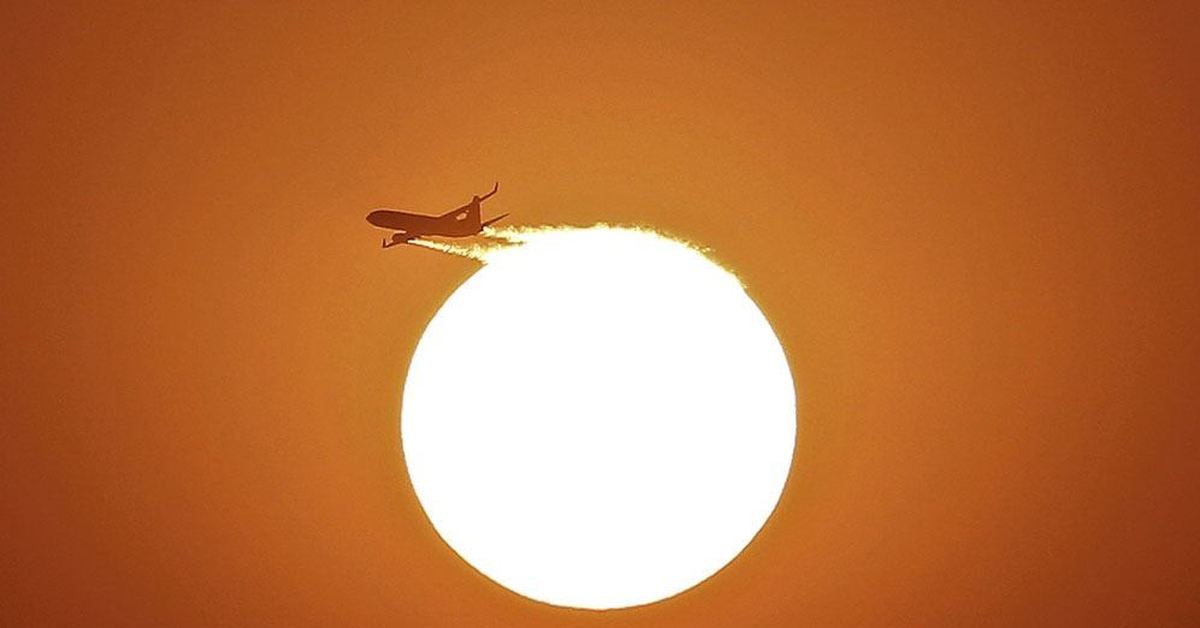 Near the sun. Самолет на фоне солнца. Самолет на закате фото. Самолет и солнце картинки. Шлем на фоне солнца.