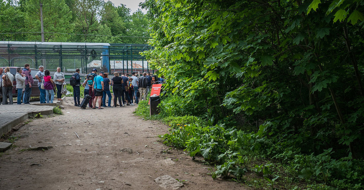Очередь на границе с эстонией нарва. Граница Эстонии и России очередь. Очередь на границе Нарва. Граница с Эстонией очередь в Ивангороде сегодня. Фото границы Нарвы внутри без очереди.