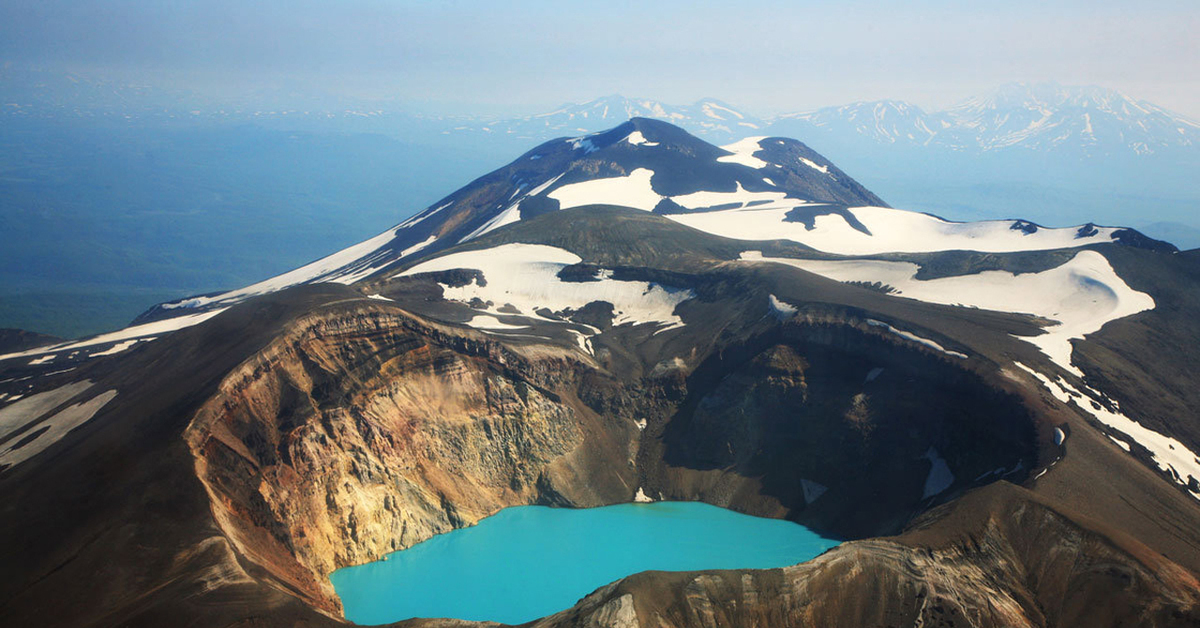 Вулкан малый семячик камчатка. Озеро окама. В кратерах вулканов расположены озера. Кратерное озеро поас коста рика. Вулкан малый семячик.