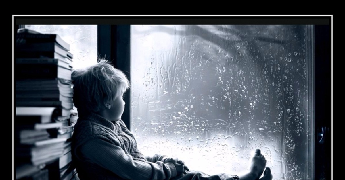 Сильный ветер в окна. Человек у окна дождь. Грустный мальчик у окна. Грустный одинокий ребенок. Грустный чел у окна.