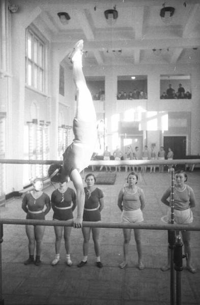 Club History of Magnitogorsk GYMNASTICS IN THE CLUB OF METALLURGERS - Magnitogorsk, Magnitka, Metallurgist, Gymnastics, Old photo, , Клуб, Girls, Longpost