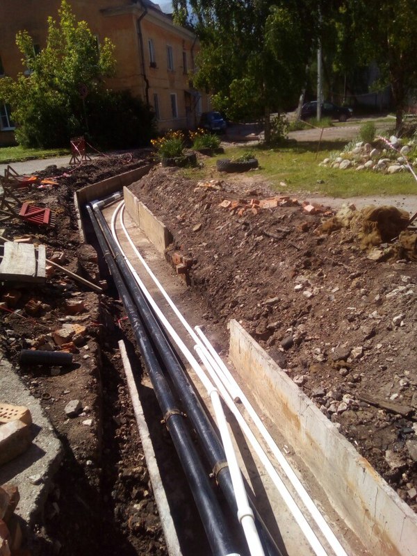 Utilities lay plastic pipes in the yard. - My, Utility services, Housing and communal services, Water pipes, Repair