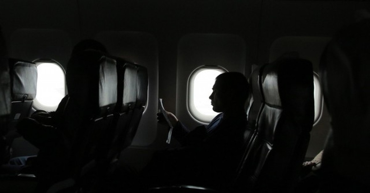 Travelers checks. Пассажиры в аэропорту. Транзитный пассажир в аэропорту. Турпотока. Путешественник в аэропорту.