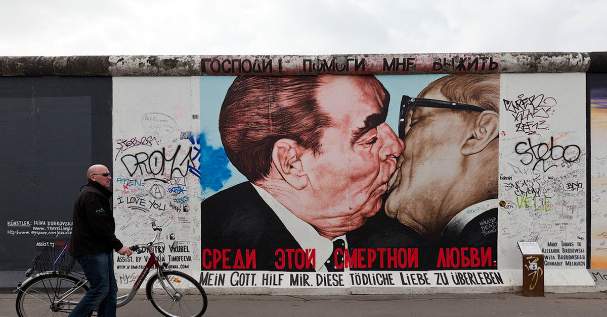 Господи помоги выжить среди этой смертной любви. Берлинская стена Брежнева поцелуй Брежнева. Брежнев поцелуй Берлинская стена. Брежнев и Хонеккер поцелуй Берлинская стена. Брежнев и Хонеккер на Берлинской стене.