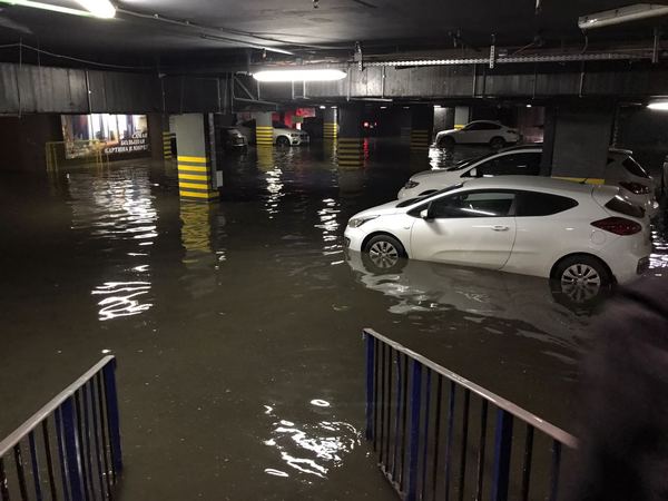 Thunderstorm in Moscow flooded the underground parking - Thunderstorm, My, Flooding, Auto, Moscow