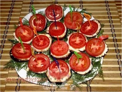 Салат с хрустящими баклажанами и помидорами