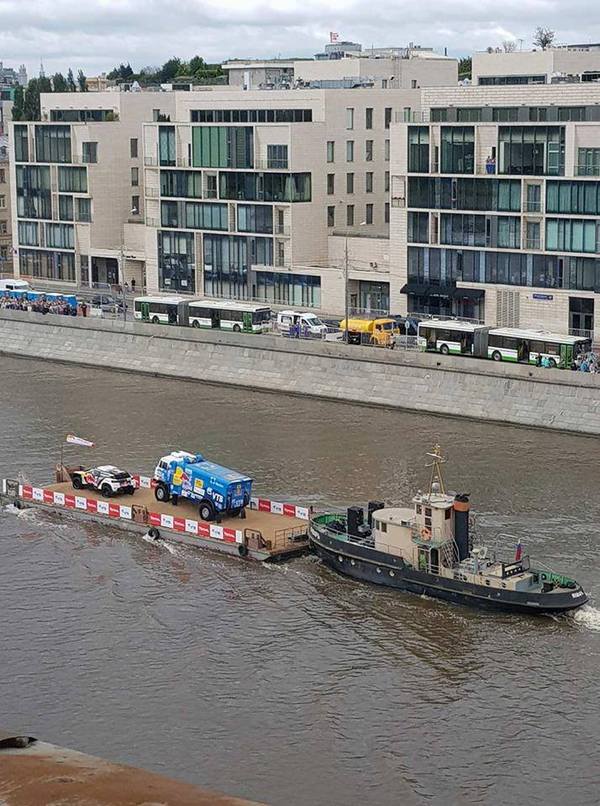 Along the line to the relics of St. Nicholas the Wonderworker floats a barge with punk rock turned on - Relics, ROC, Red bull, River, Moscow, Barge, Rock