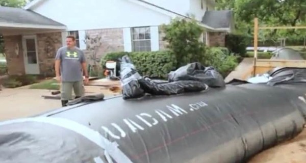 Житель Техаса потратил $8300 на пластик для спасения дома от наводнения потоп, дамба, длиннопост
