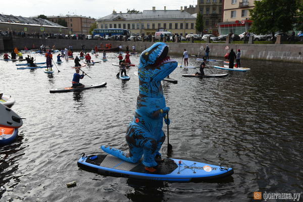 Динозавры тоже любят SUP