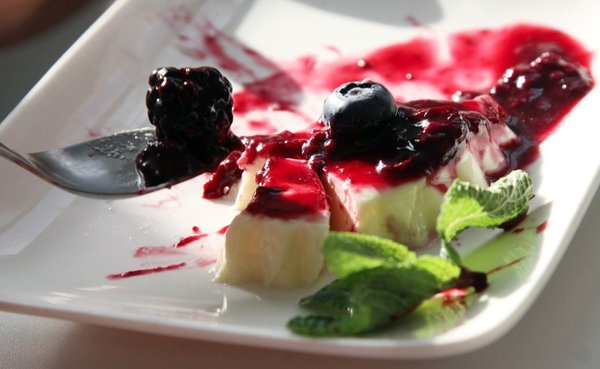 Classic panna cotta with berry sauce - Food, Dessert, Eat, Brother, I brought something to eat, , Yummy, Yummy, Longpost