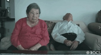 Женаты уже 80 лет. Даже в таком возрасте не теряют чувство юмора Старики, Юмор, Ширинка, Гифка