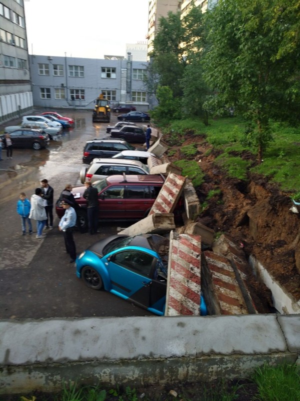 Landslide in Belyaevo - My, Parking, Car, Landslide, Belyaevo, Who's guilty, OSAGO, Casco