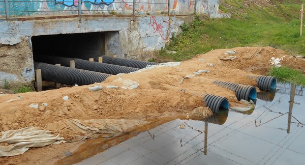 Draining a river inside a culvert - My, The photo, River, Interesting, Dam, Water, Pipe, Road, Building