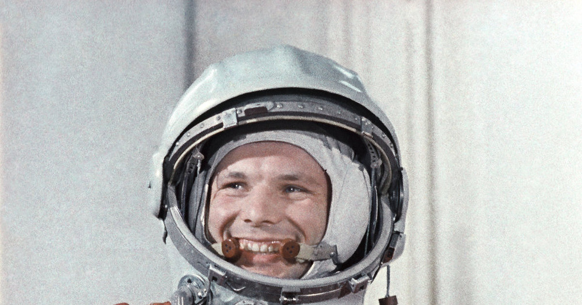 Видео первого полета юрия гагарина. Гагарин фото. Гагарин в шлеме. Гагарин в космосе.