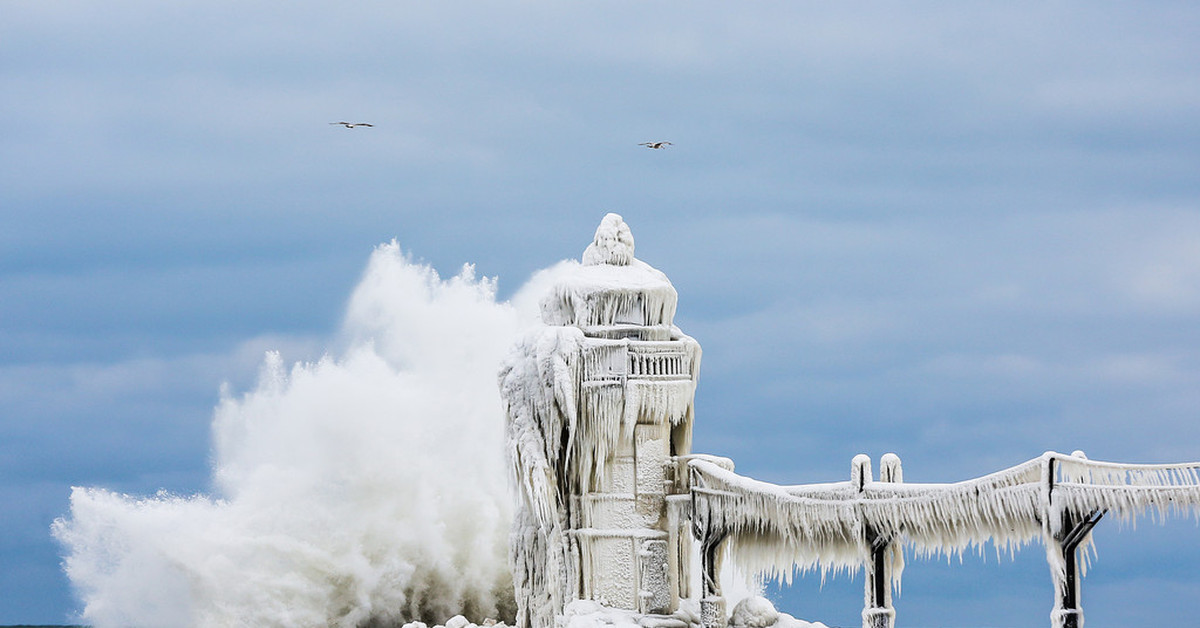 Ледяной шторм 2024. Обледеневший Маяк озера Мичиган. Маяк на озере Мичиган. Замерзший Маяк на озере Мичиган. Маяк Святого Иосифа.