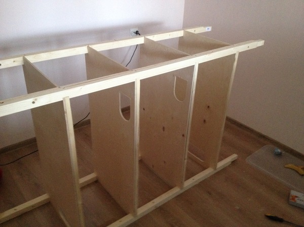 Klec pro fretky s jejich rovnou klecí, Fretka, Dlouhý sloupek