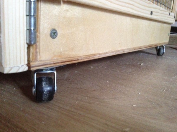 Klec pro fretky s jejich rovnou klecí, Fretka, Dlouhý sloupek