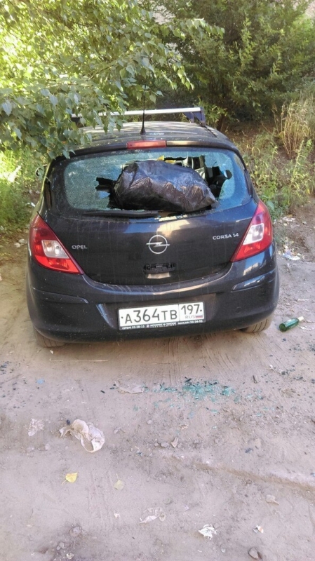 In Saratov, a woman scattered garbage on cars and danced in front of outraged people - Saratov, Omsk, Confrontation, Car, Female, Garbage, Dancing, Women