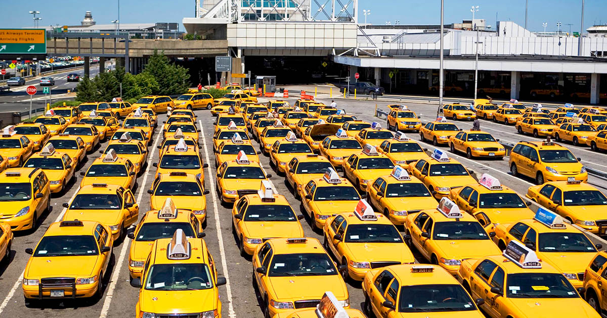 Расширение таксомоторного парка повышение. Стоянка такси. Самый большой таксопарк в мире. Таксопарк вид сверху. Красивое здание таксопарка.