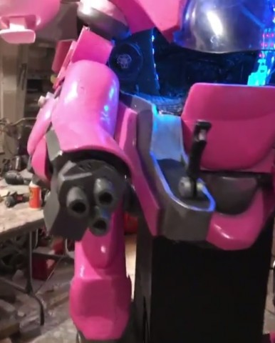 Father wows the internet and his own daughter with Overwatch robot suit - Overwatch, Cosplay, Costume, Straight arms