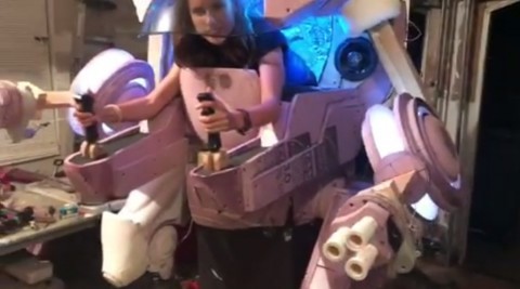 Father wows the internet and his own daughter with Overwatch robot suit - Costume, Straight arms, Cosplay, Overwatch