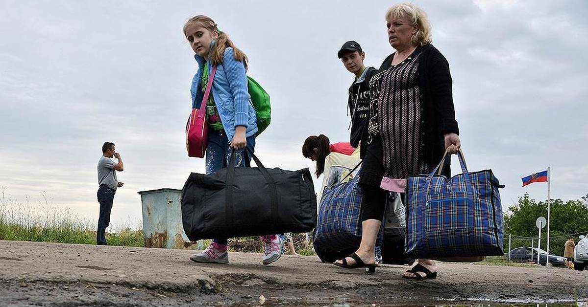 Жилье вынужденным переселенцам. Беженцы и переселенцы. Вынужденный переселенец. Беженцы и вынужденные переселенцы. Беженцы с Украины в России.