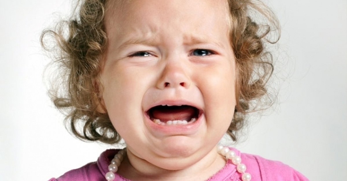 Ребенок плачет когда выходишь. Эмоции для детей. Ребенок плачет. Плачущий ребенок. Фото плачущего ребенка.